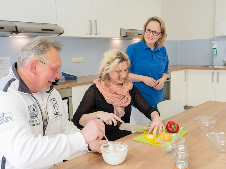 Patientin und Patient bereiten Essen zu - Onkologisches Versorgungszentrum Märkisch Oderland Patientin und Patient bereiten Essen zu - Onkologisches Versorgungszentrum Märkisch Oderland