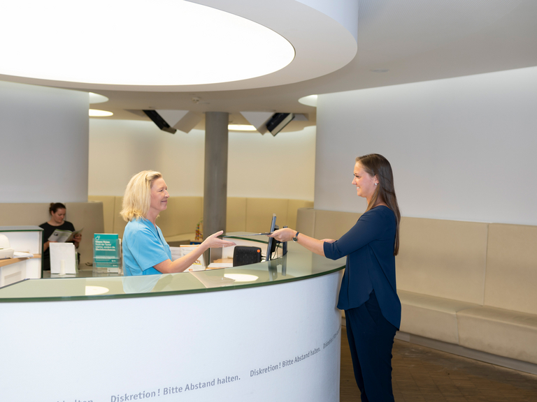 Patientin an Tresen - Onkologisches Versorgungszentrum Märkisch Oderland Patientin an Tresen - Onkologisches Versorgungszentrum Märkisch Oderland